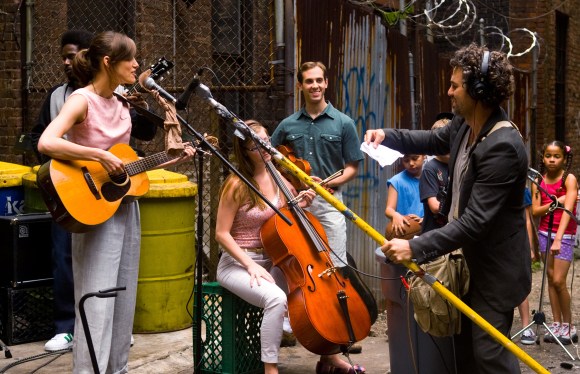 (L-R) KEIRA KNIGHTLEY and MARK RUFFALO star in BEGIN AGAIN